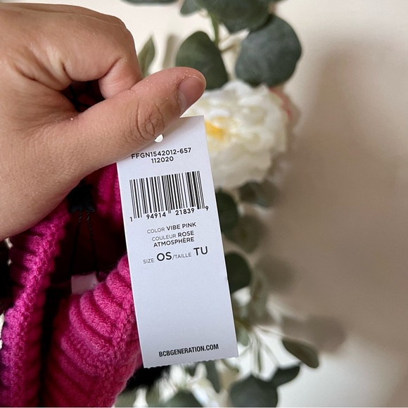 NWT BCBG Generation Pom Pom Hat - Picture 4 of 6